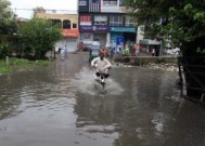 巴基斯坦的文化之都遭遇创纪录的降雨，街道被洪水淹没，生活受到影响