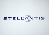 意大利汽车制造商斯泰兰提斯(Stellantis)大幅下调预期，因其面临行业低迷和来自中国的竞争